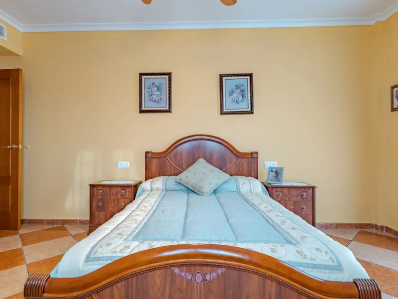 This is a fantastic opportunity to become the owner of not one, but two charming Andalusian-style villas, situated on a generous plot of 6,630 m² within walking distance of the village of Villafranco del Guadalhorce.