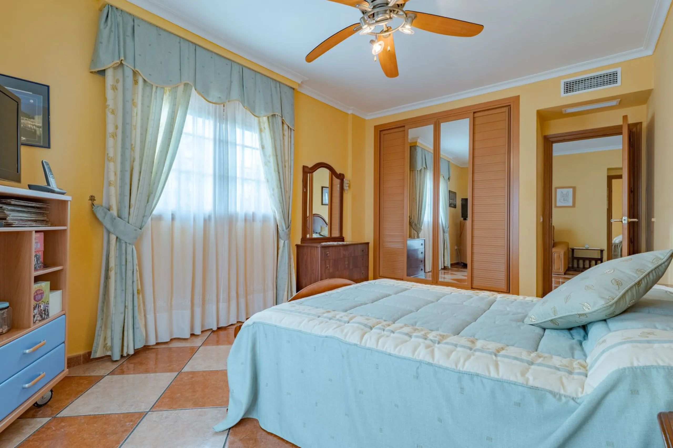 This is a fantastic opportunity to become the owner of not one, but two charming Andalusian-style villas, situated on a generous plot of 6,630 m² within walking distance of the village of Villafranco del Guadalhorce.