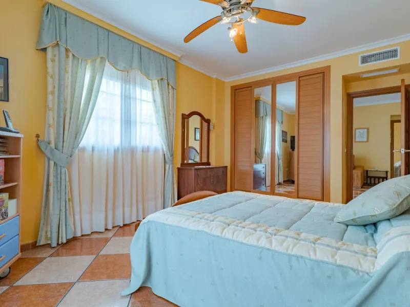 This is a fantastic opportunity to become the owner of not one, but two charming Andalusian-style villas, situated on a generous plot of 6,630 m² within walking distance of the village of Villafranco del Guadalhorce.