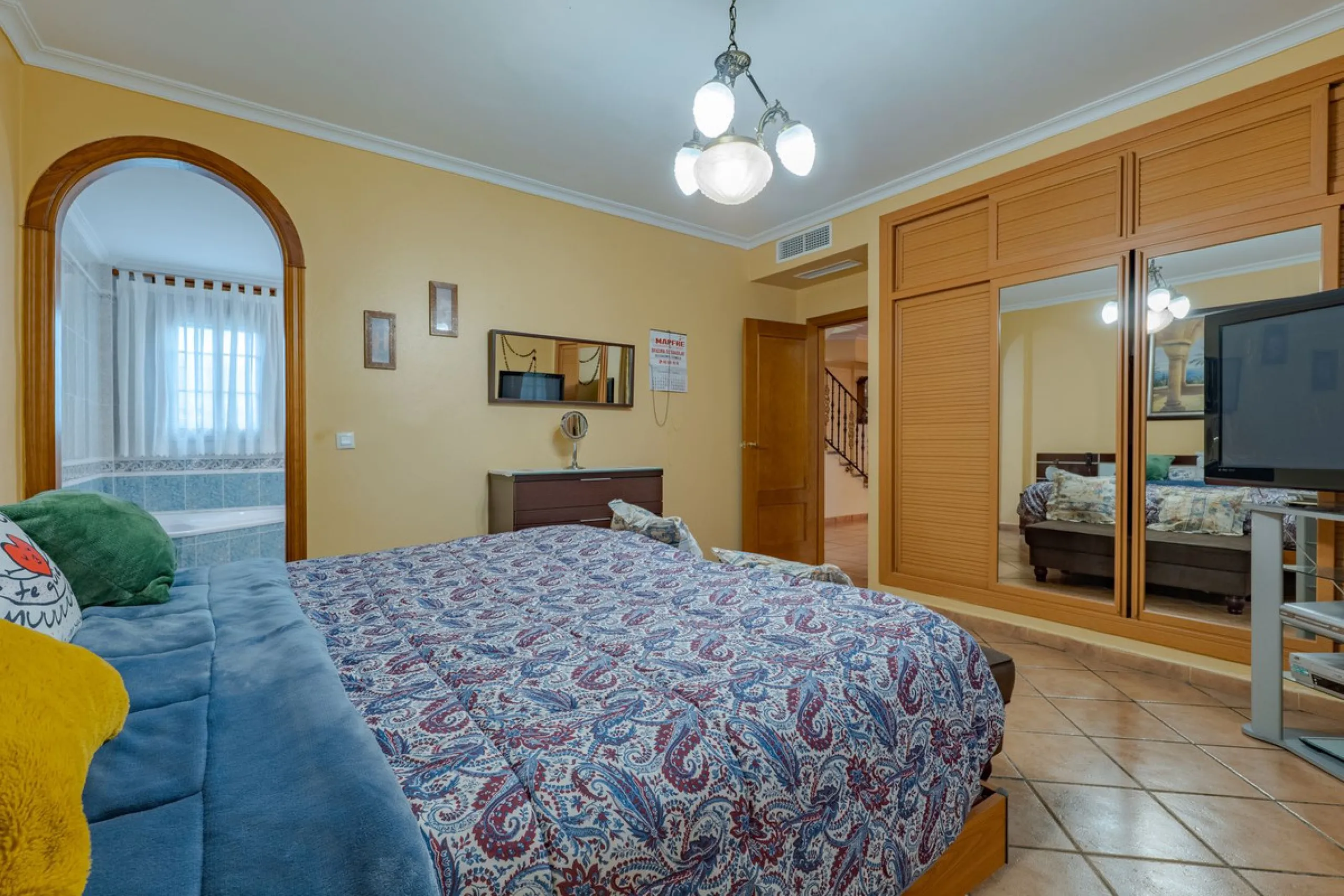 This is a fantastic opportunity to become the owner of not one, but two charming Andalusian-style villas, situated on a generous plot of 6,630 m² within walking distance of the village of Villafranco del Guadalhorce.