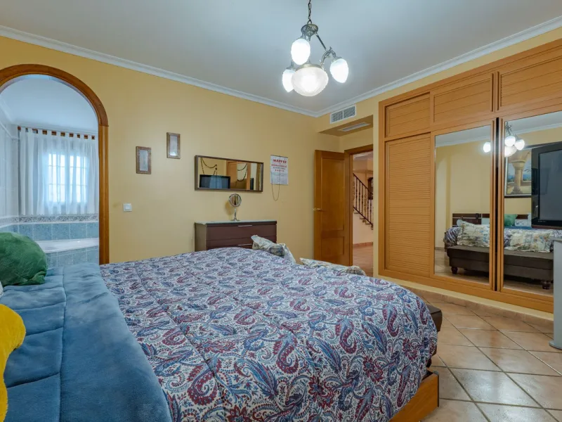 This is a fantastic opportunity to become the owner of not one, but two charming Andalusian-style villas, situated on a generous plot of 6,630 m² within walking distance of the village of Villafranco del Guadalhorce.
