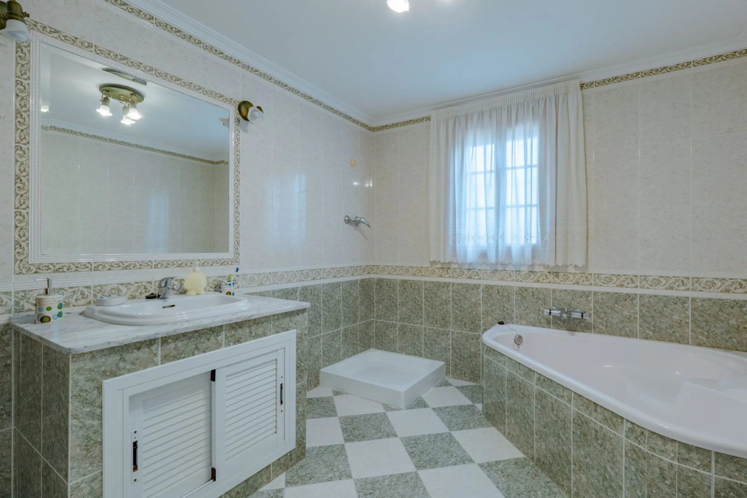 This is a fantastic opportunity to become the owner of not one, but two charming Andalusian-style villas, situated on a generous plot of 6,630 m² within walking distance of the village of Villafranco del Guadalhorce.