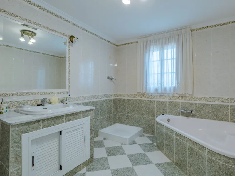 This is a fantastic opportunity to become the owner of not one, but two charming Andalusian-style villas, situated on a generous plot of 6,630 m² within walking distance of the village of Villafranco del Guadalhorce.