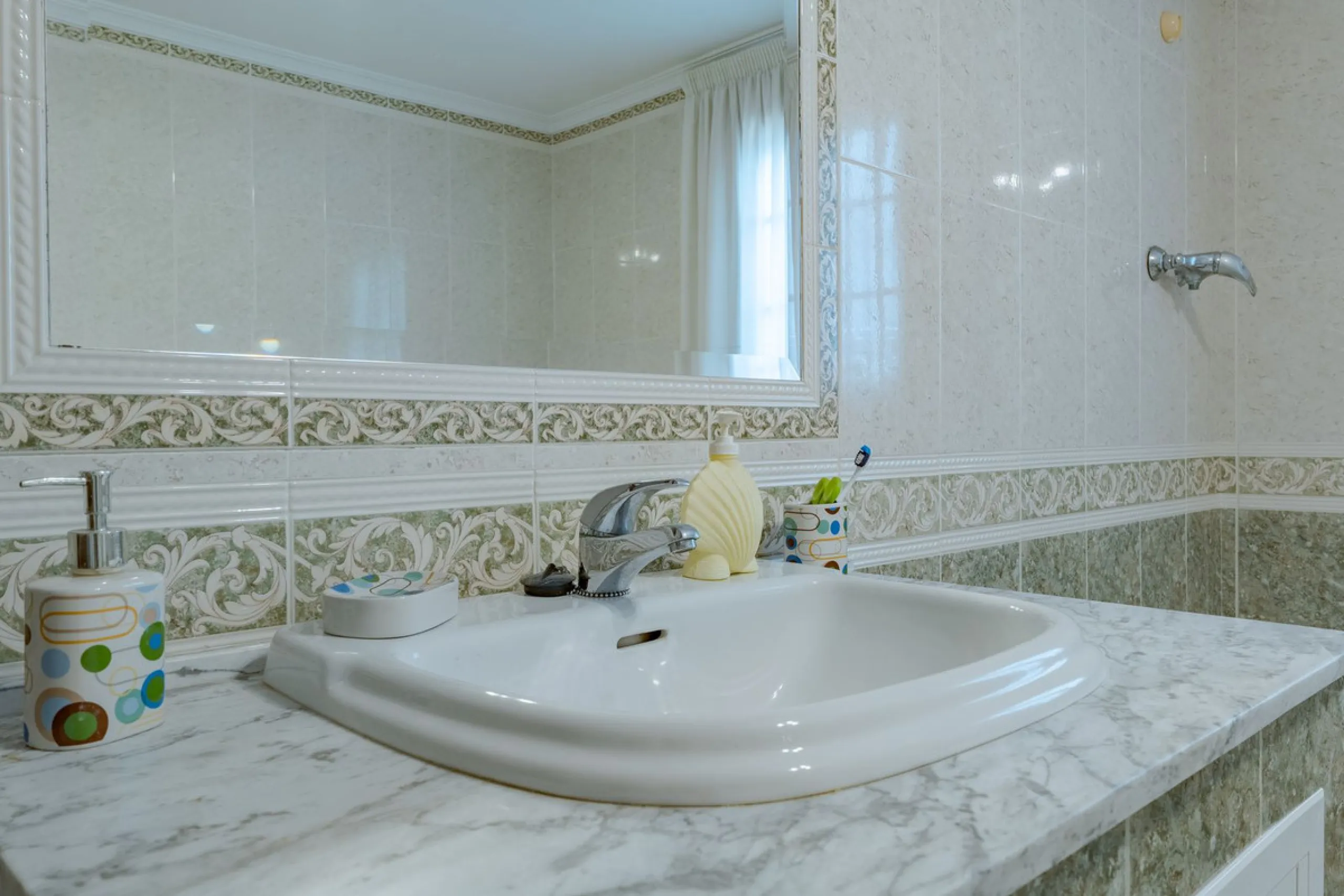 This is a fantastic opportunity to become the owner of not one, but two charming Andalusian-style villas, situated on a generous plot of 6,630 m² within walking distance of the village of Villafranco del Guadalhorce.