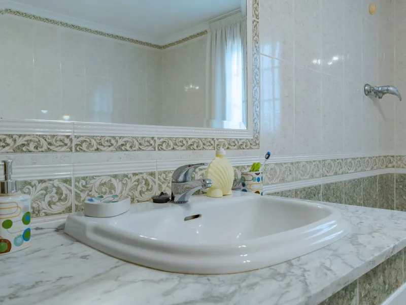 This is a fantastic opportunity to become the owner of not one, but two charming Andalusian-style villas, situated on a generous plot of 6,630 m² within walking distance of the village of Villafranco del Guadalhorce.
