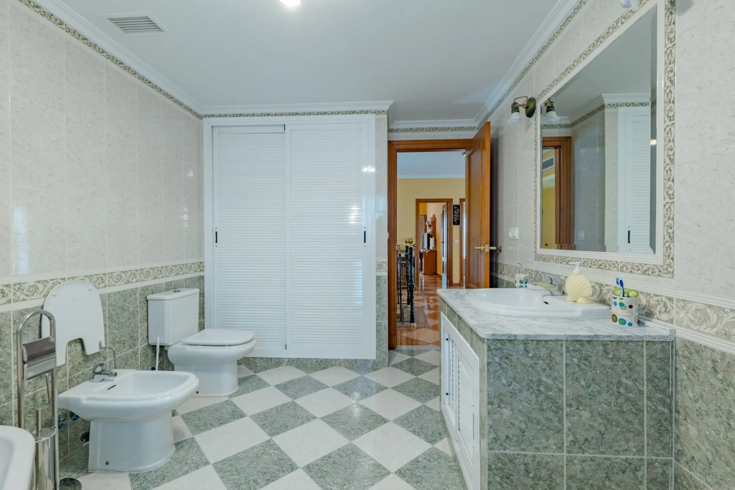 This is a fantastic opportunity to become the owner of not one, but two charming Andalusian-style villas, situated on a generous plot of 6,630 m² within walking distance of the village of Villafranco del Guadalhorce.