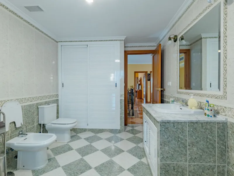 This is a fantastic opportunity to become the owner of not one, but two charming Andalusian-style villas, situated on a generous plot of 6,630 m² within walking distance of the village of Villafranco del Guadalhorce.