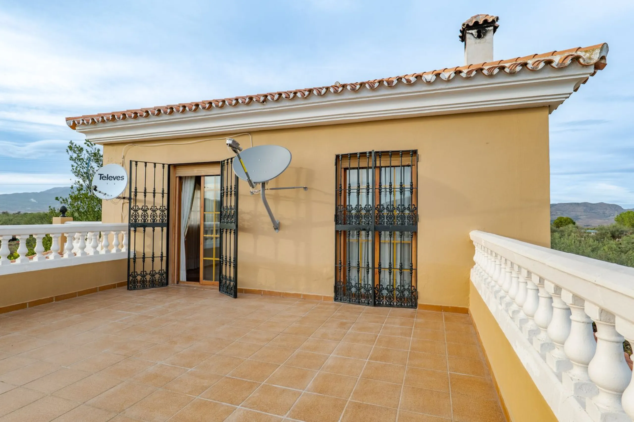 This is a fantastic opportunity to become the owner of not one, but two charming Andalusian-style villas, situated on a generous plot of 6,630 m² within walking distance of the village of Villafranco del Guadalhorce.