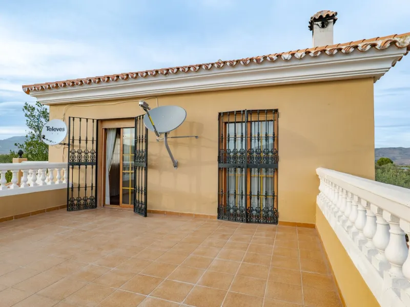 This is a fantastic opportunity to become the owner of not one, but two charming Andalusian-style villas, situated on a generous plot of 6,630 m² within walking distance of the village of Villafranco del Guadalhorce.