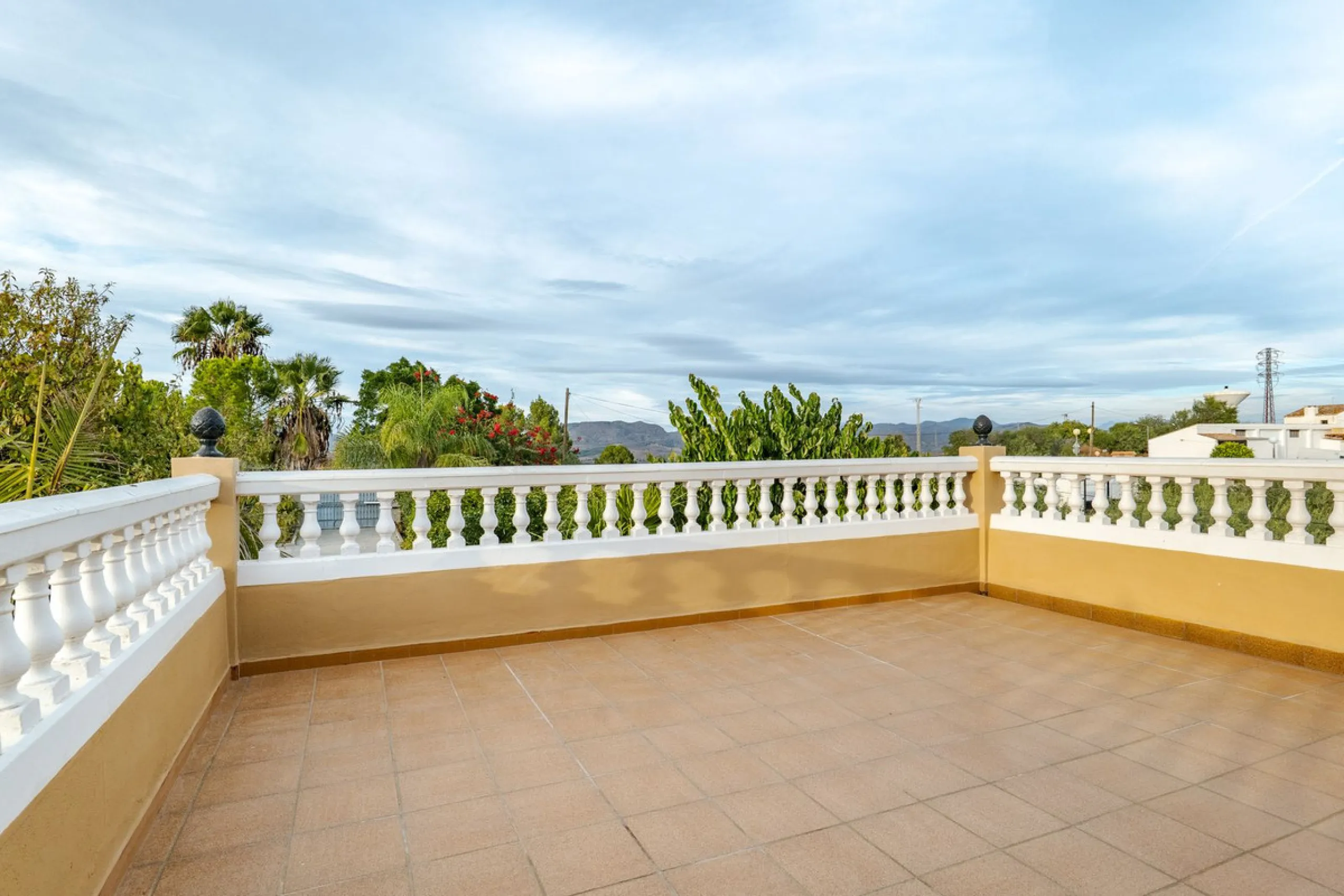 This is a fantastic opportunity to become the owner of not one, but two charming Andalusian-style villas, situated on a generous plot of 6,630 m² within walking distance of the village of Villafranco del Guadalhorce.