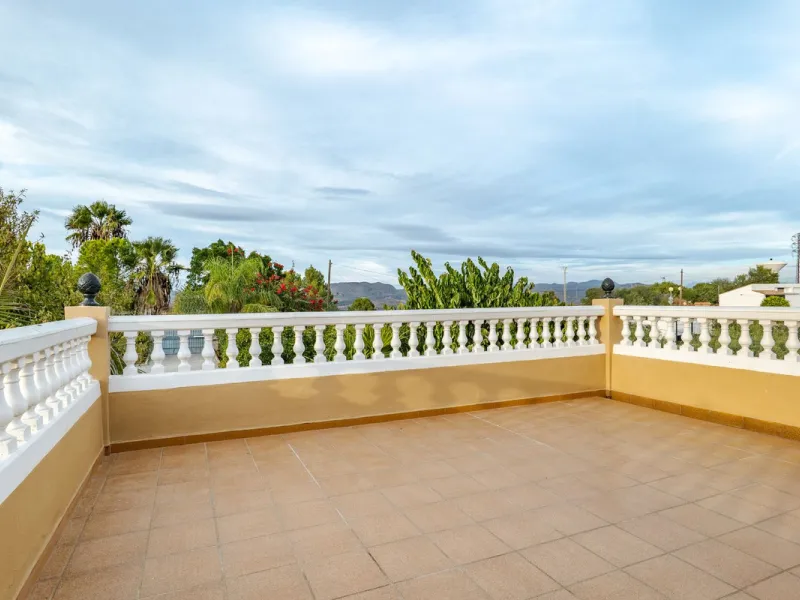 This is a fantastic opportunity to become the owner of not one, but two charming Andalusian-style villas, situated on a generous plot of 6,630 m² within walking distance of the village of Villafranco del Guadalhorce.