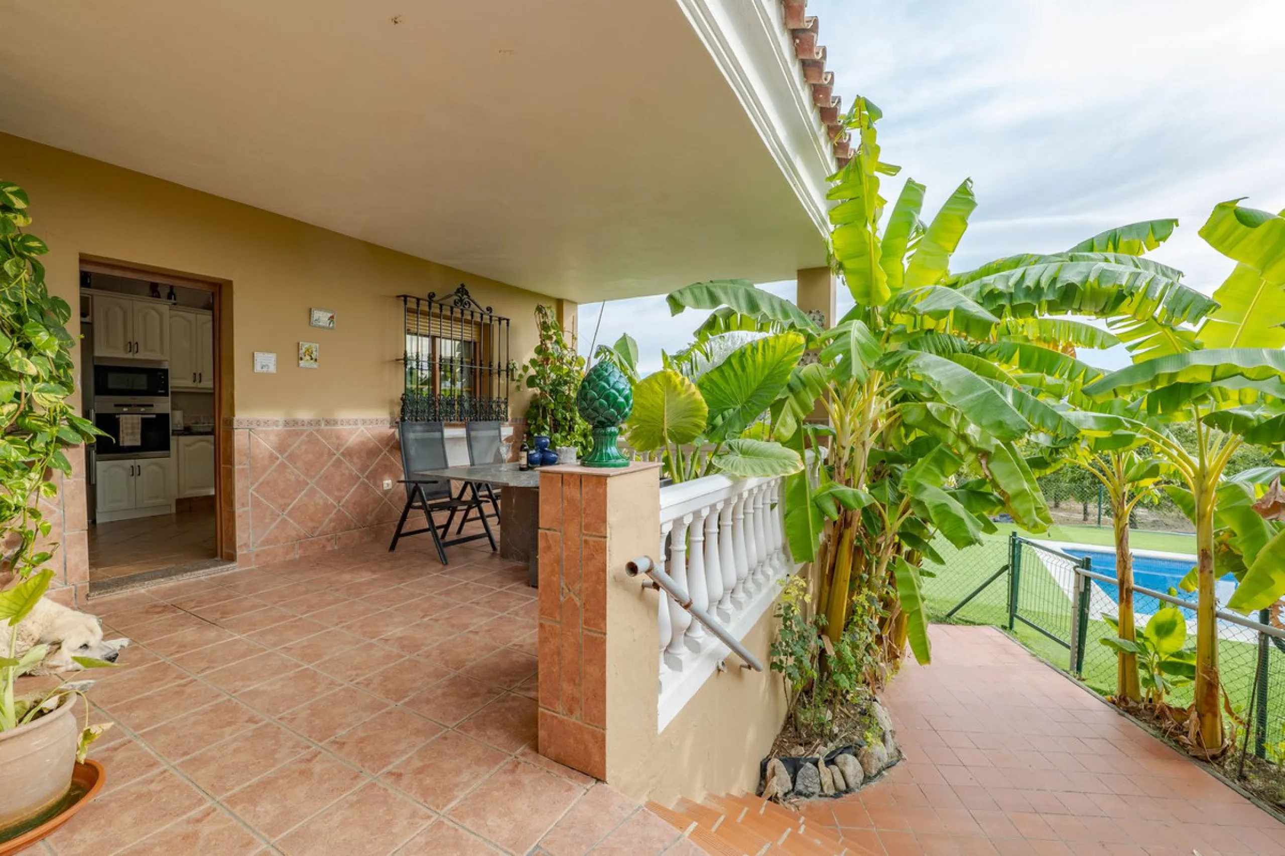 This is a fantastic opportunity to become the owner of not one, but two charming Andalusian-style villas, situated on a generous plot of 6,630 m² within walking distance of the village of Villafranco del Guadalhorce.