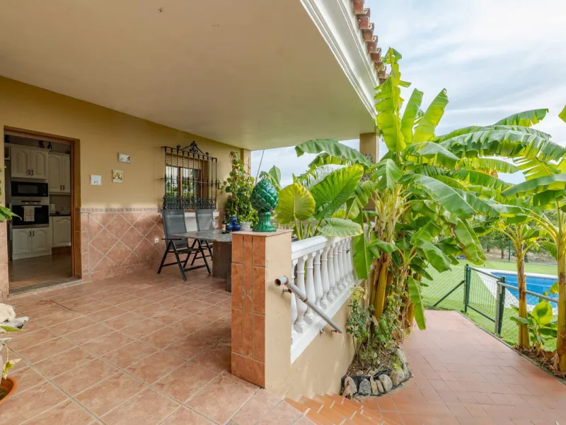 This is a fantastic opportunity to become the owner of not one, but two charming Andalusian-style villas, situated on a generous plot of 6,630 m² within walking distance of the village of Villafranco del Guadalhorce.