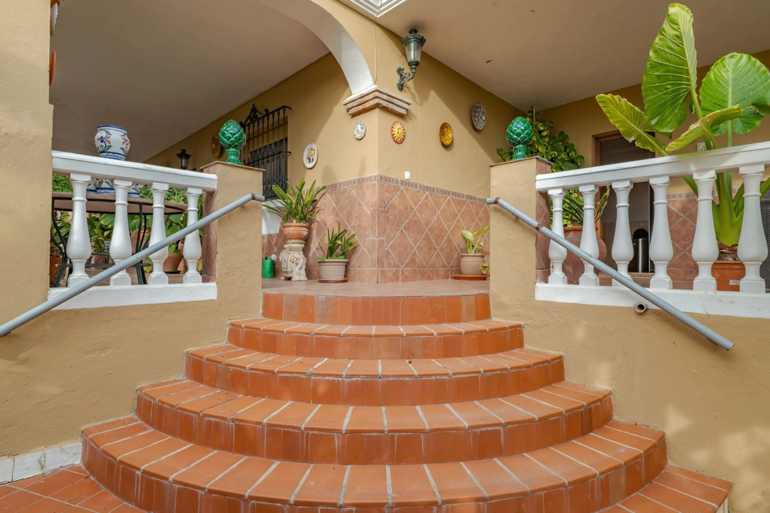 This is a fantastic opportunity to become the owner of not one, but two charming Andalusian-style villas, situated on a generous plot of 6,630 m² within walking distance of the village of Villafranco del Guadalhorce.