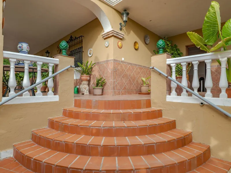 This is a fantastic opportunity to become the owner of not one, but two charming Andalusian-style villas, situated on a generous plot of 6,630 m² within walking distance of the village of Villafranco del Guadalhorce.