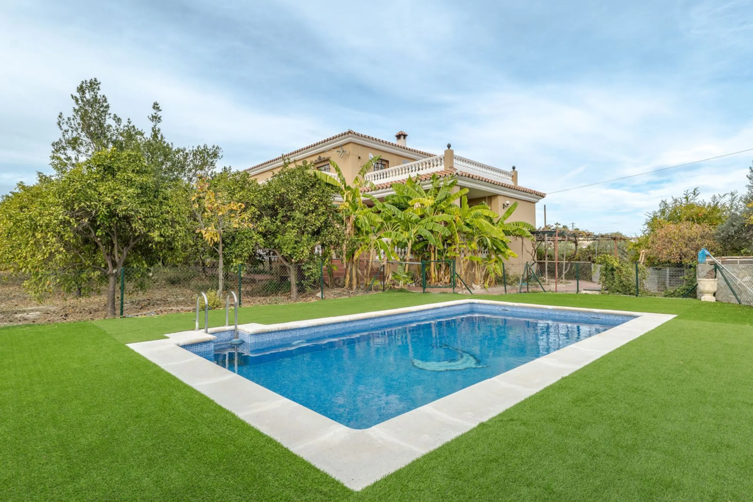 This is a fantastic opportunity to become the owner of not one, but two charming Andalusian-style villas, situated on a generous plot of 6,630 m² within walking distance of the village of Villafranco del Guadalhorce.