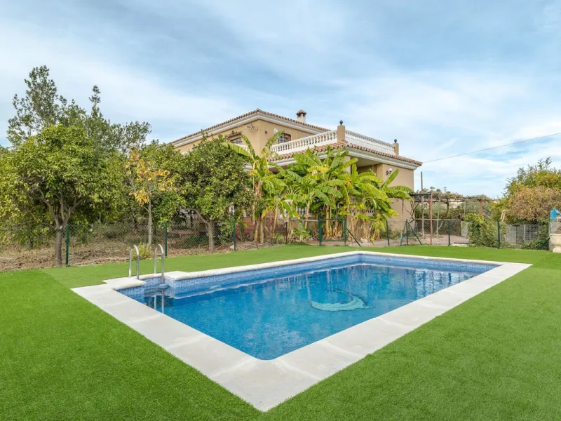 This is a fantastic opportunity to become the owner of not one, but two charming Andalusian-style villas, situated on a generous plot of 6,630 m² within walking distance of the village of Villafranco del Guadalhorce.