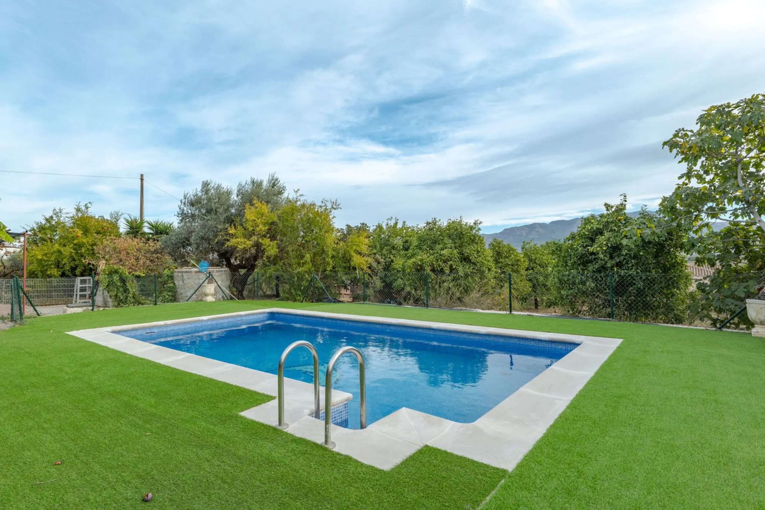 This is a fantastic opportunity to become the owner of not one, but two charming Andalusian-style villas, situated on a generous plot of 6,630 m² within walking distance of the village of Villafranco del Guadalhorce.