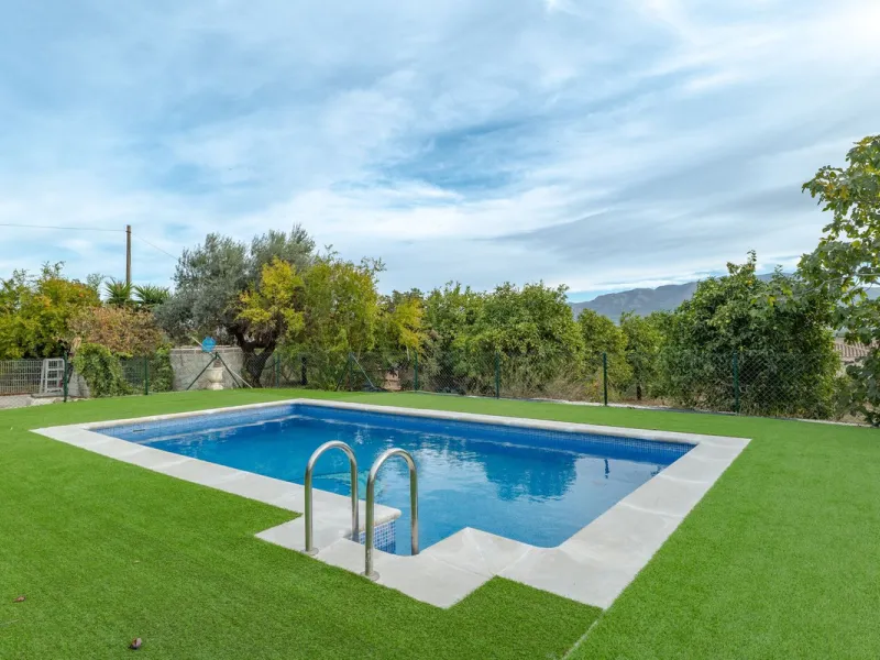 This is a fantastic opportunity to become the owner of not one, but two charming Andalusian-style villas, situated on a generous plot of 6,630 m² within walking distance of the village of Villafranco del Guadalhorce.