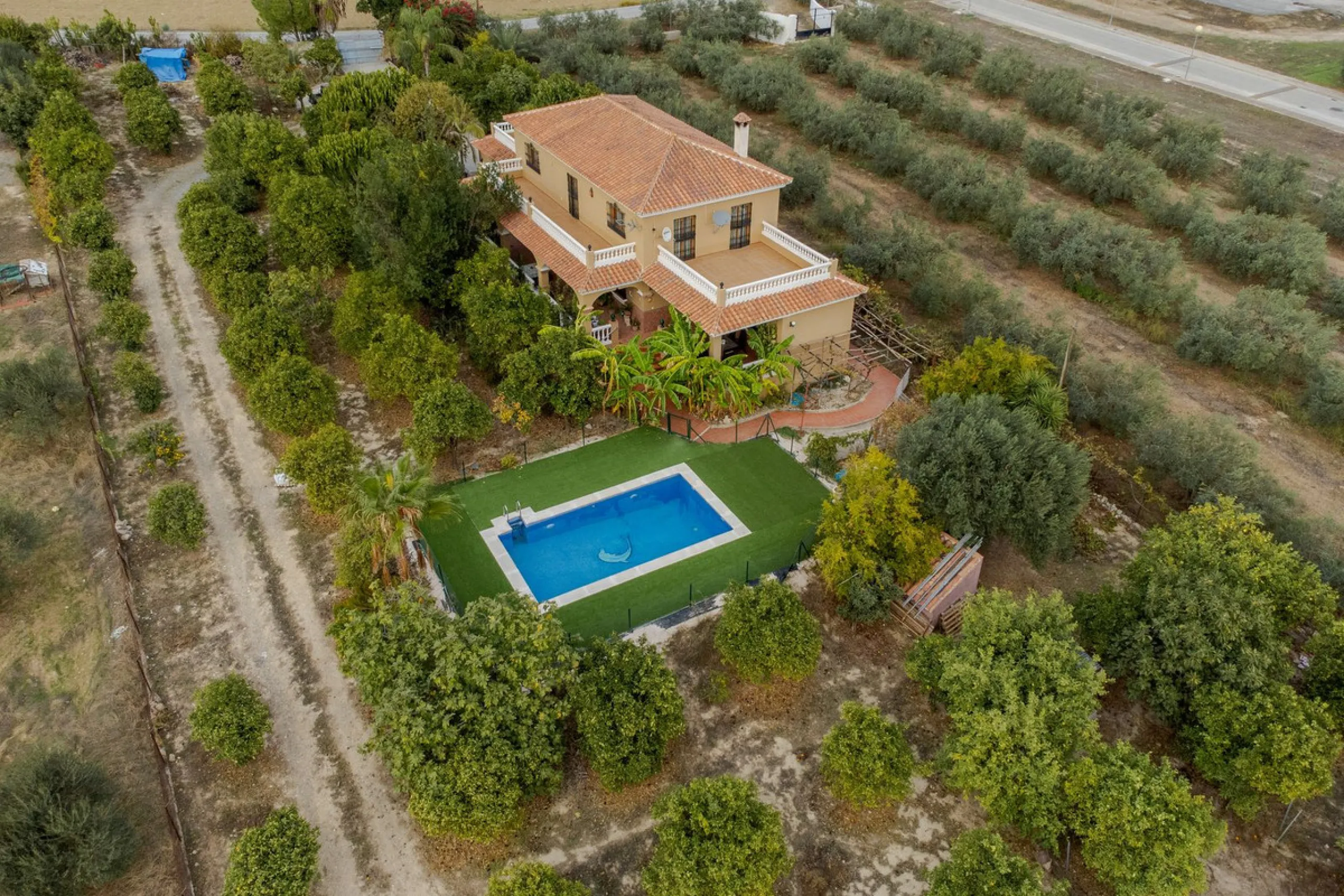 This is a fantastic opportunity to become the owner of not one, but two charming Andalusian-style villas, situated on a generous plot of 6,630 m² within walking distance of the village of Villafranco del Guadalhorce.