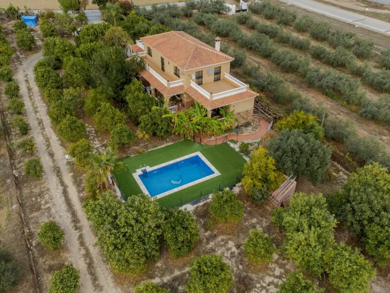 This is a fantastic opportunity to become the owner of not one, but two charming Andalusian-style villas, situated on a generous plot of 6,630 m² within walking distance of the village of Villafranco del Guadalhorce.