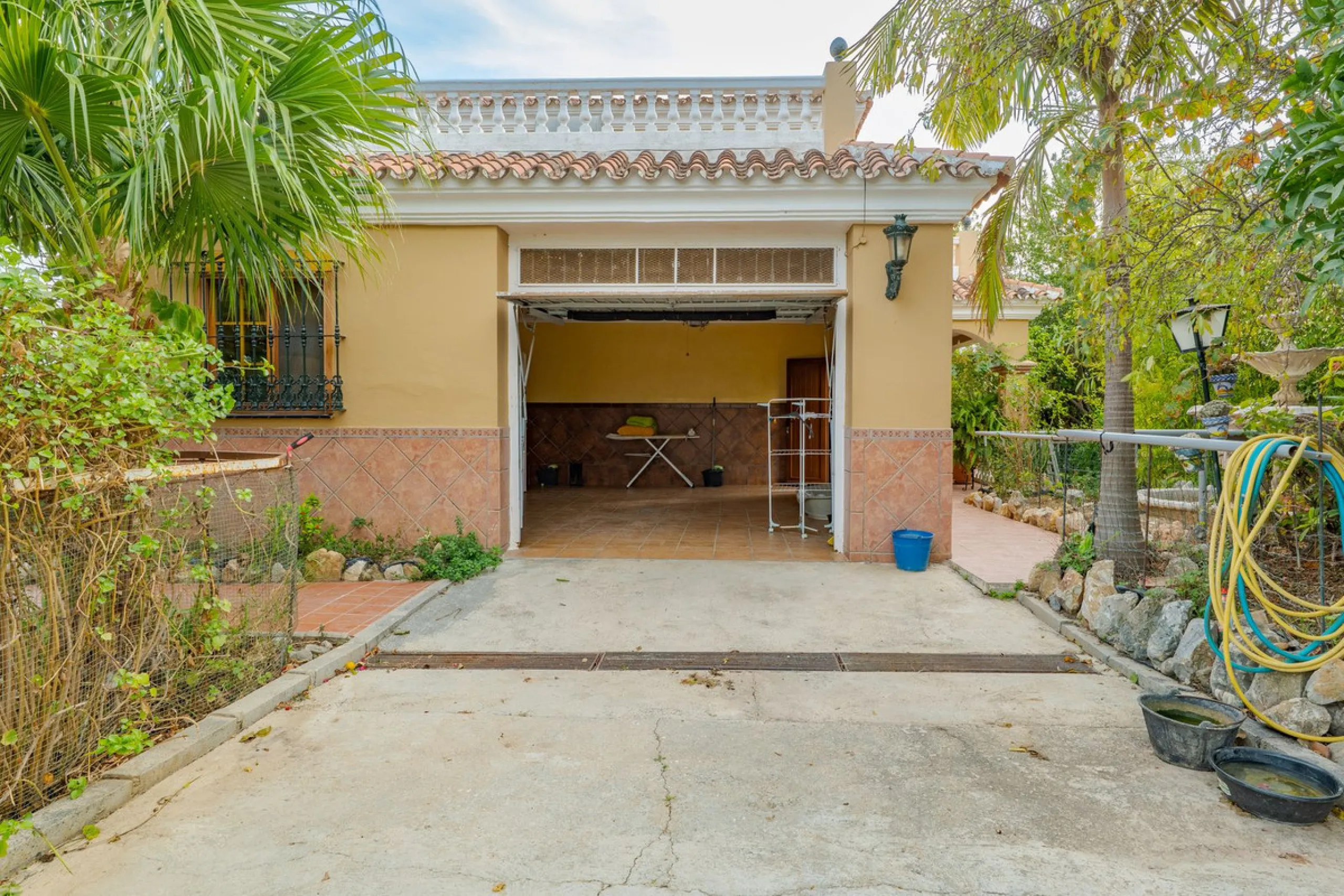 This is a fantastic opportunity to become the owner of not one, but two charming Andalusian-style villas, situated on a generous plot of 6,630 m² within walking distance of the village of Villafranco del Guadalhorce.