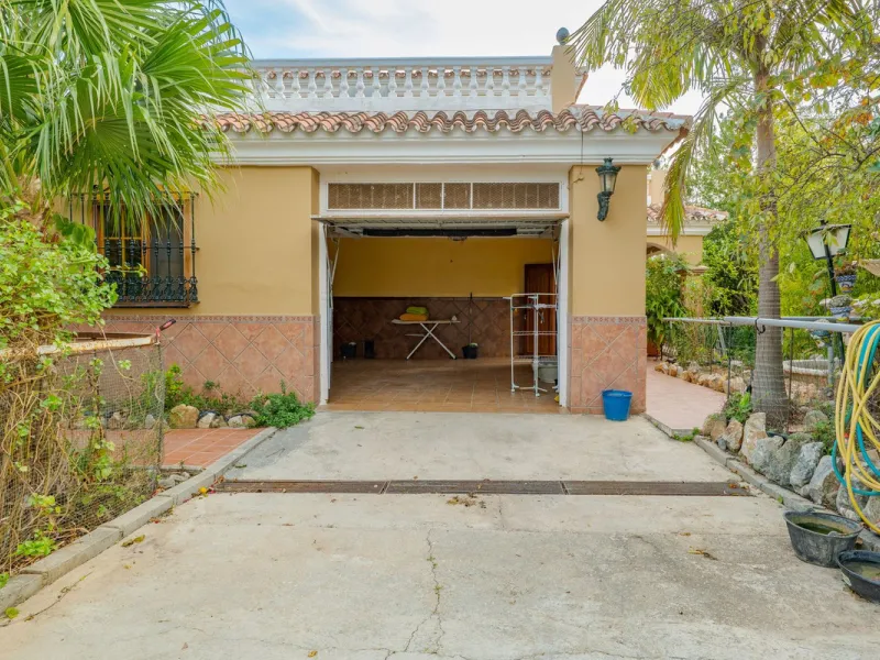 This is a fantastic opportunity to become the owner of not one, but two charming Andalusian-style villas, situated on a generous plot of 6,630 m² within walking distance of the village of Villafranco del Guadalhorce.