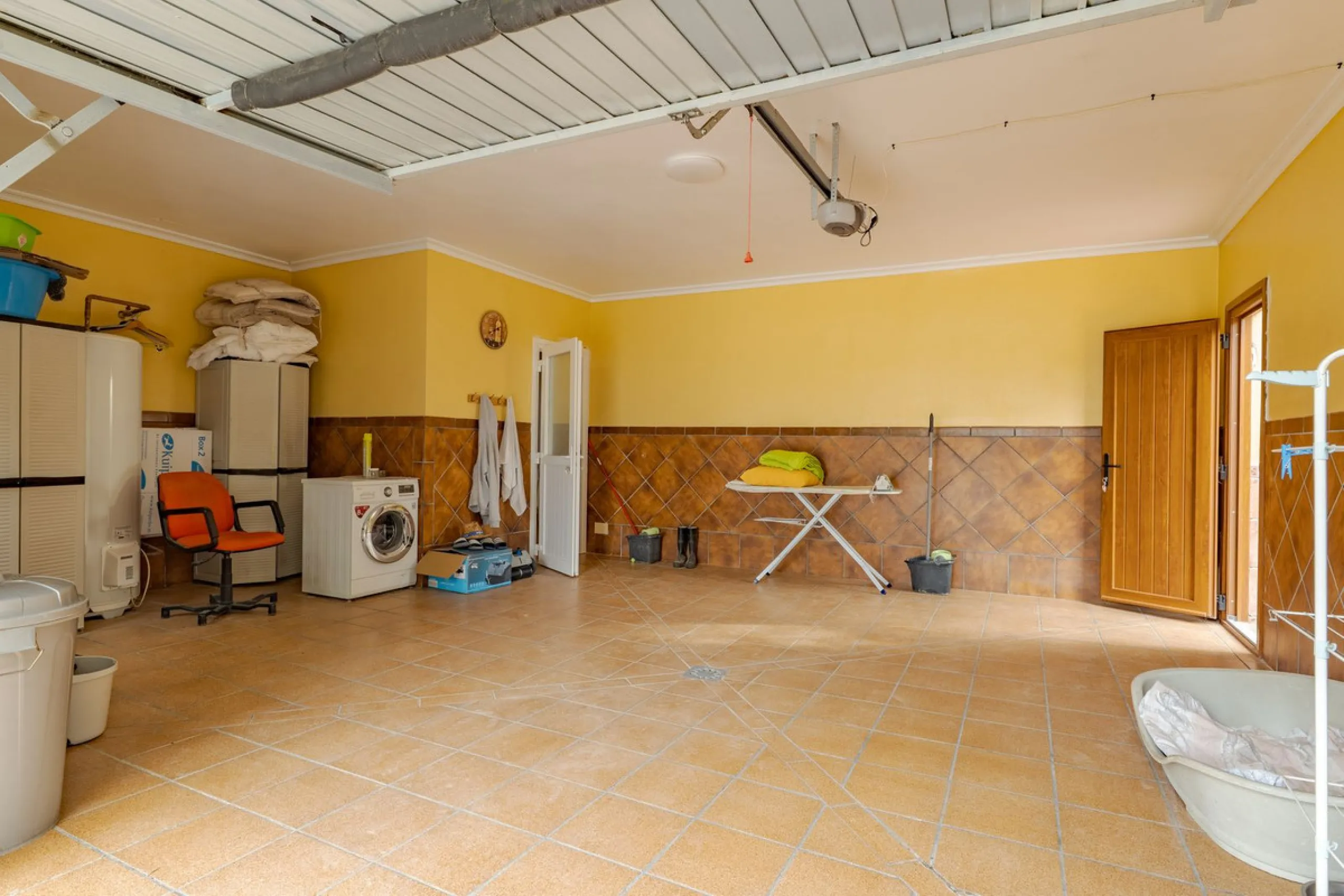 This is a fantastic opportunity to become the owner of not one, but two charming Andalusian-style villas, situated on a generous plot of 6,630 m² within walking distance of the village of Villafranco del Guadalhorce.