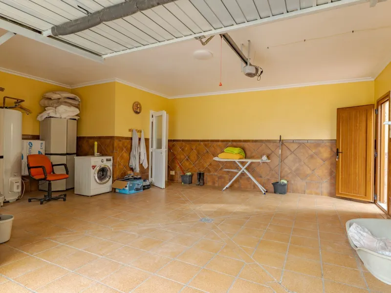 This is a fantastic opportunity to become the owner of not one, but two charming Andalusian-style villas, situated on a generous plot of 6,630 m² within walking distance of the village of Villafranco del Guadalhorce.