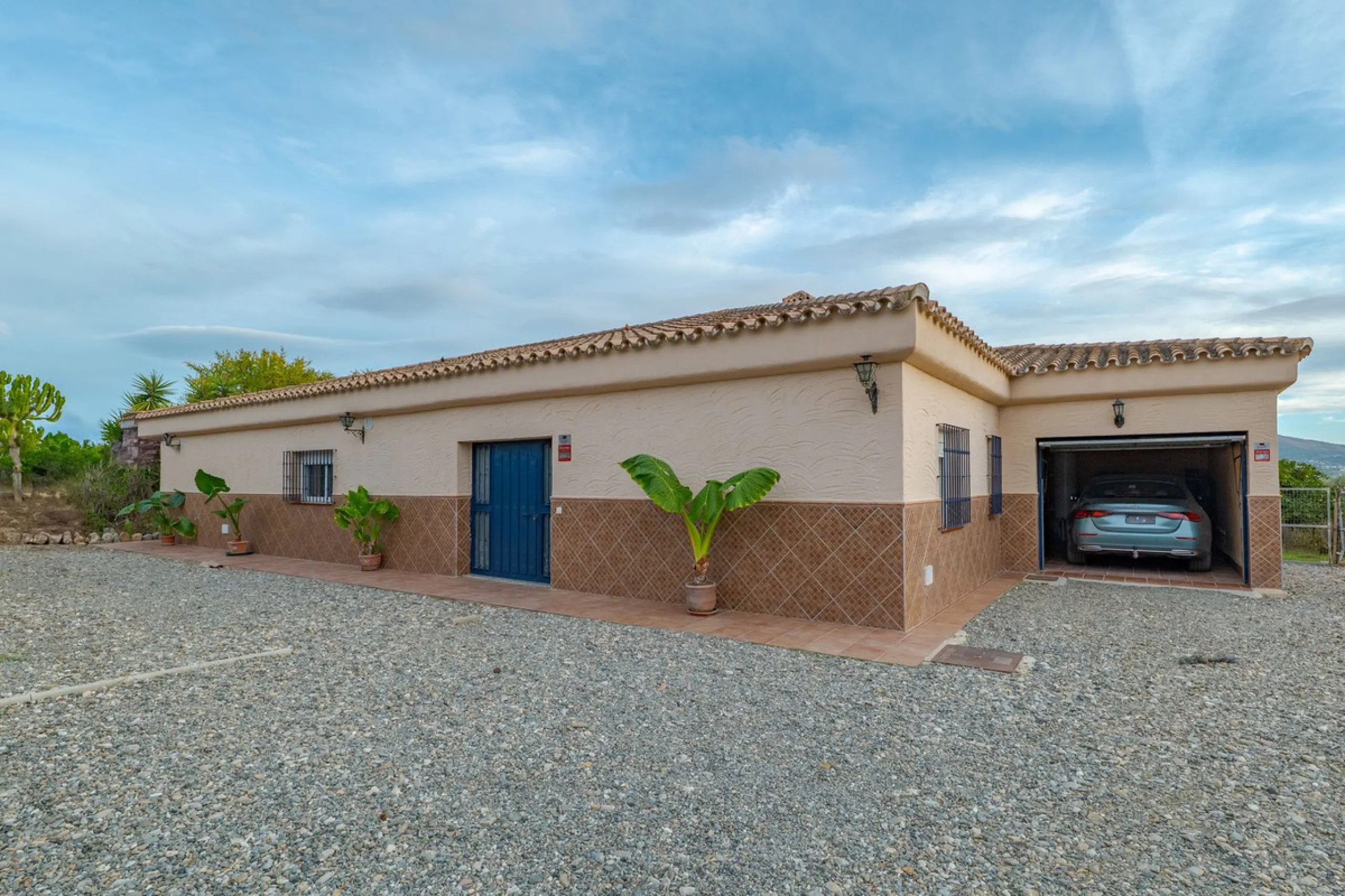 This is a fantastic opportunity to become the owner of not one, but two charming Andalusian-style villas, situated on a generous plot of 6,630 m² within walking distance of the village of Villafranco del Guadalhorce.