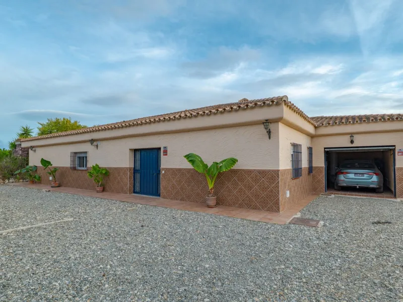 This is a fantastic opportunity to become the owner of not one, but two charming Andalusian-style villas, situated on a generous plot of 6,630 m² within walking distance of the village of Villafranco del Guadalhorce.