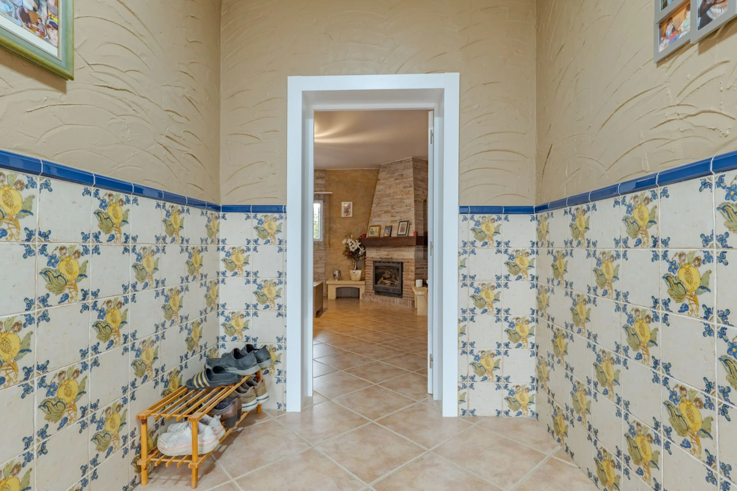 This is a fantastic opportunity to become the owner of not one, but two charming Andalusian-style villas, situated on a generous plot of 6,630 m² within walking distance of the village of Villafranco del Guadalhorce.