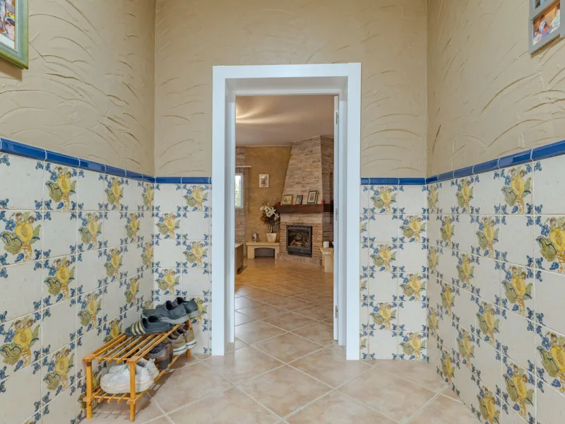 This is a fantastic opportunity to become the owner of not one, but two charming Andalusian-style villas, situated on a generous plot of 6,630 m² within walking distance of the village of Villafranco del Guadalhorce.