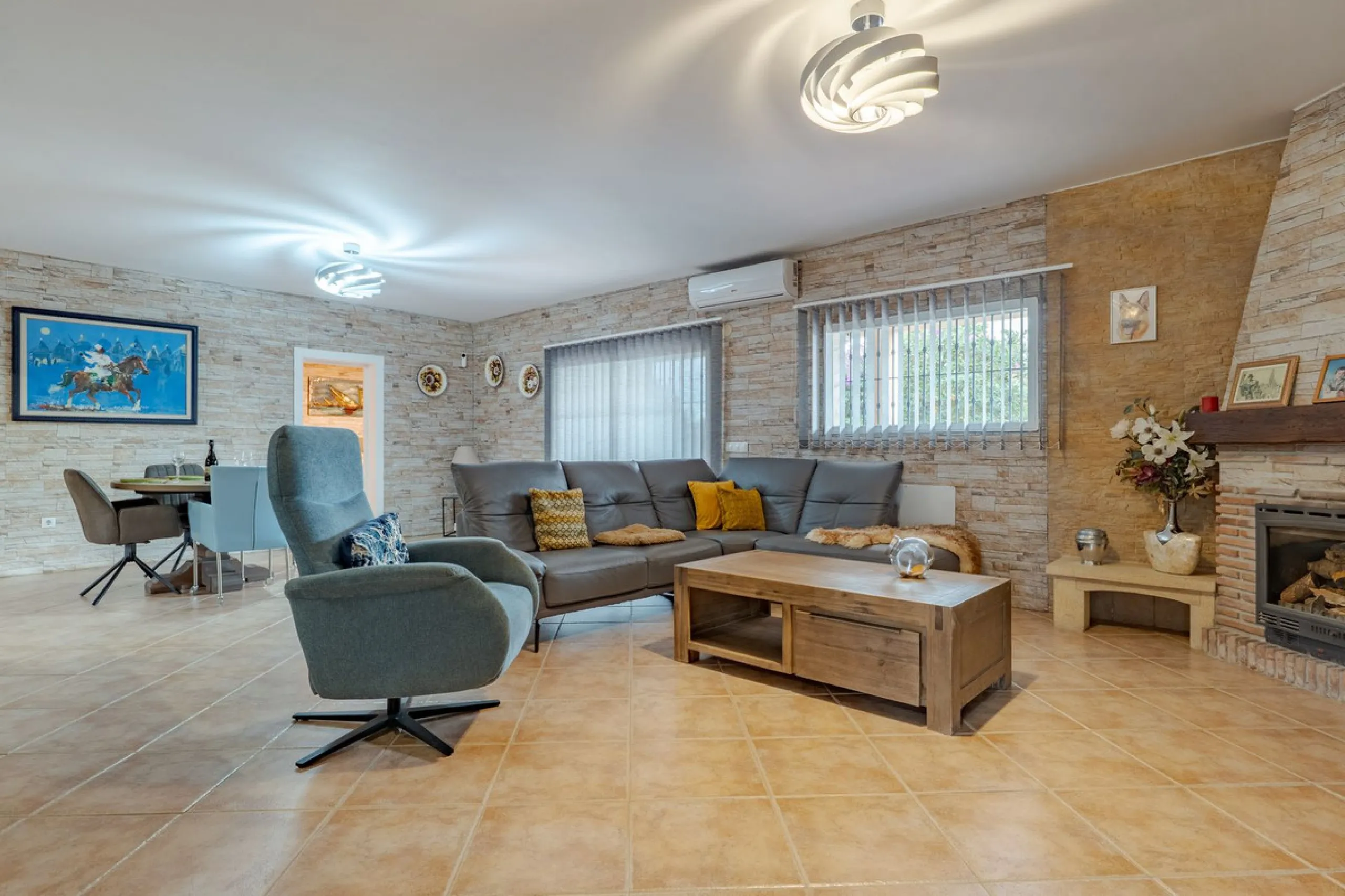 This is a fantastic opportunity to become the owner of not one, but two charming Andalusian-style villas, situated on a generous plot of 6,630 m² within walking distance of the village of Villafranco del Guadalhorce.