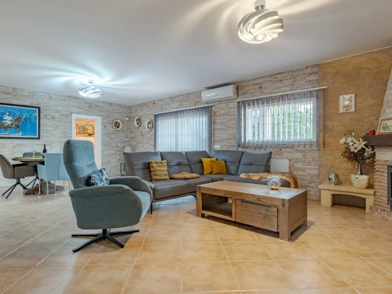This is a fantastic opportunity to become the owner of not one, but two charming Andalusian-style villas, situated on a generous plot of 6,630 m² within walking distance of the village of Villafranco del Guadalhorce.