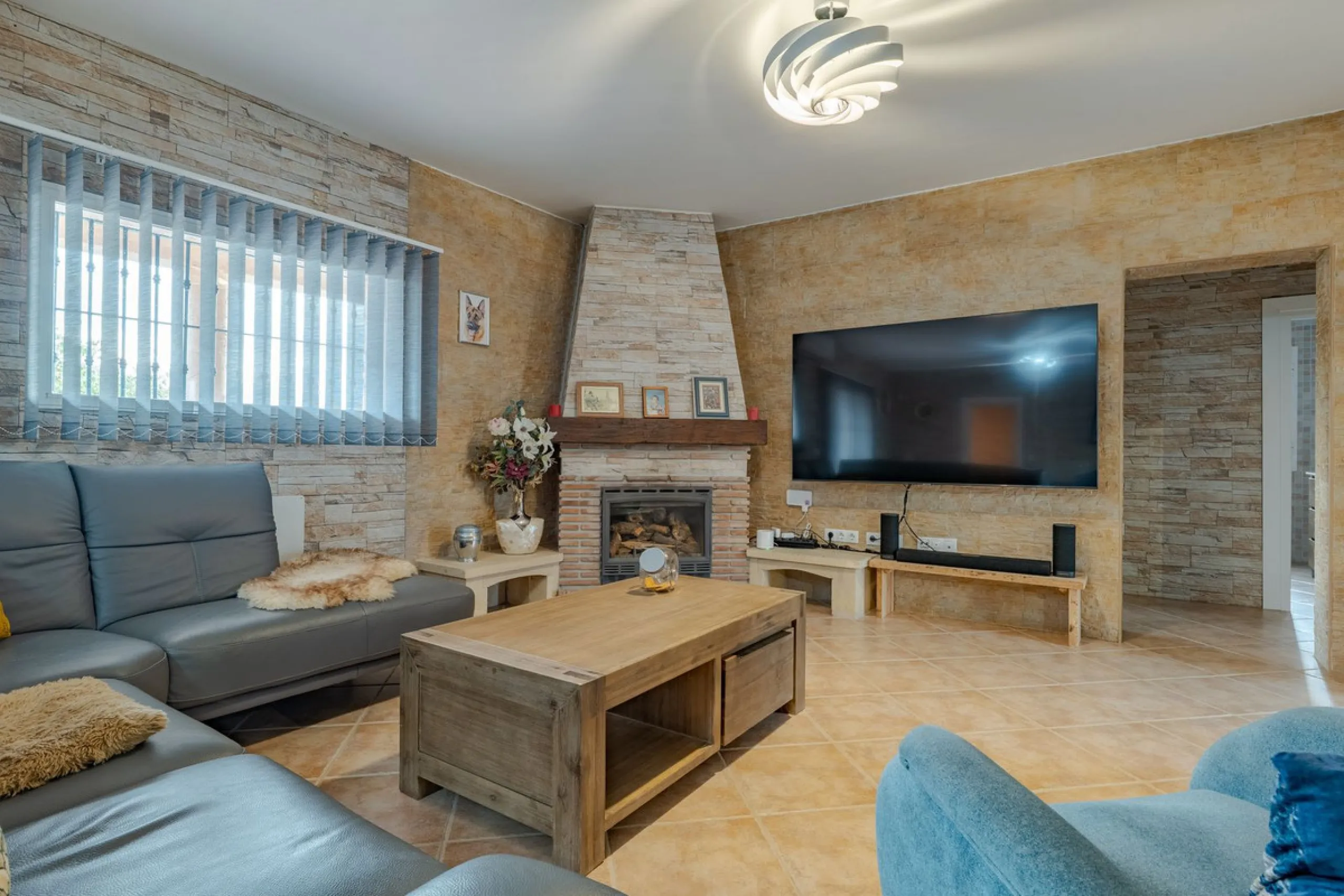 This is a fantastic opportunity to become the owner of not one, but two charming Andalusian-style villas, situated on a generous plot of 6,630 m² within walking distance of the village of Villafranco del Guadalhorce.