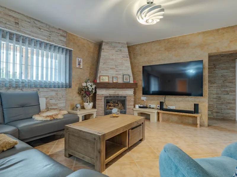 This is a fantastic opportunity to become the owner of not one, but two charming Andalusian-style villas, situated on a generous plot of 6,630 m² within walking distance of the village of Villafranco del Guadalhorce.