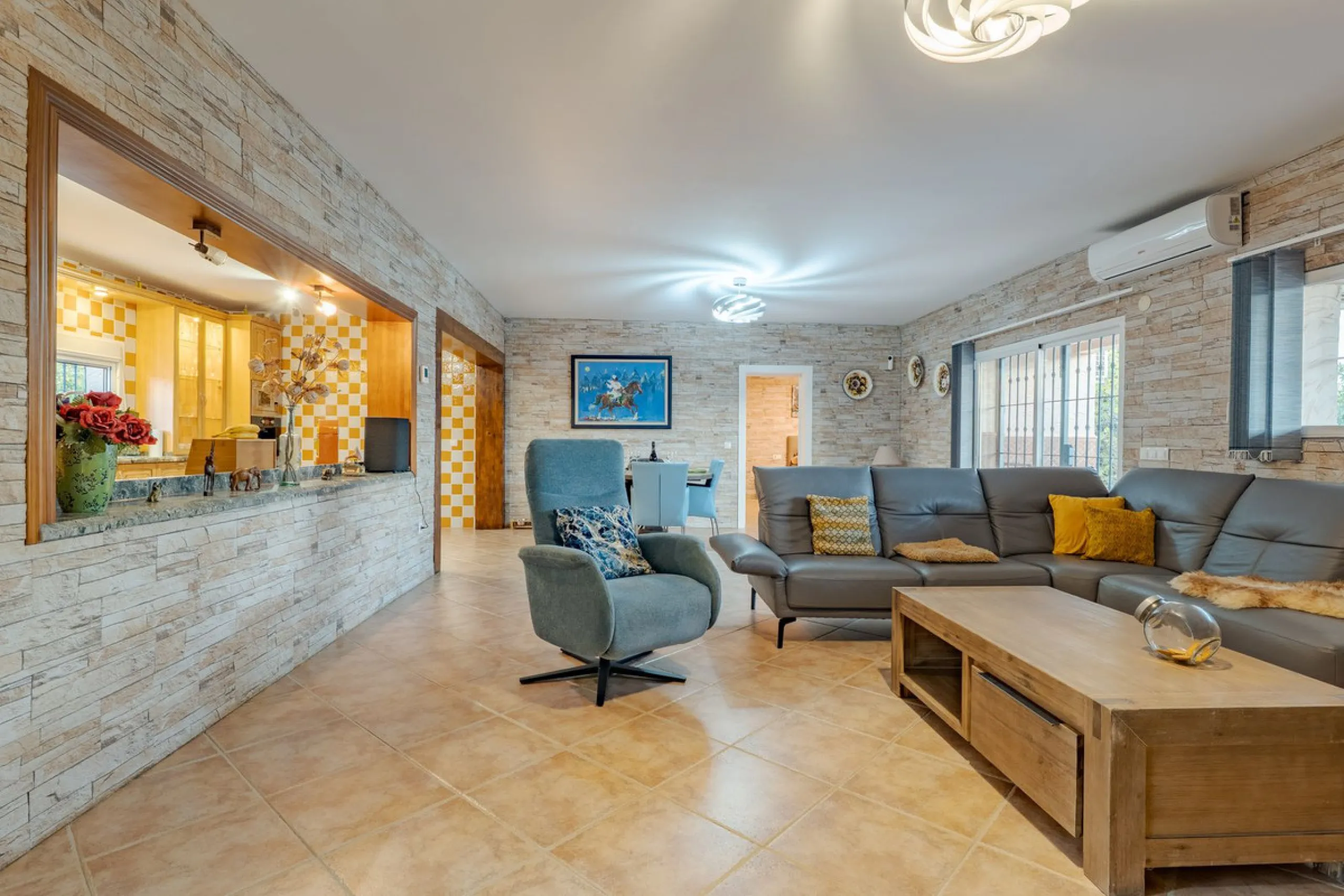 This is a fantastic opportunity to become the owner of not one, but two charming Andalusian-style villas, situated on a generous plot of 6,630 m² within walking distance of the village of Villafranco del Guadalhorce.