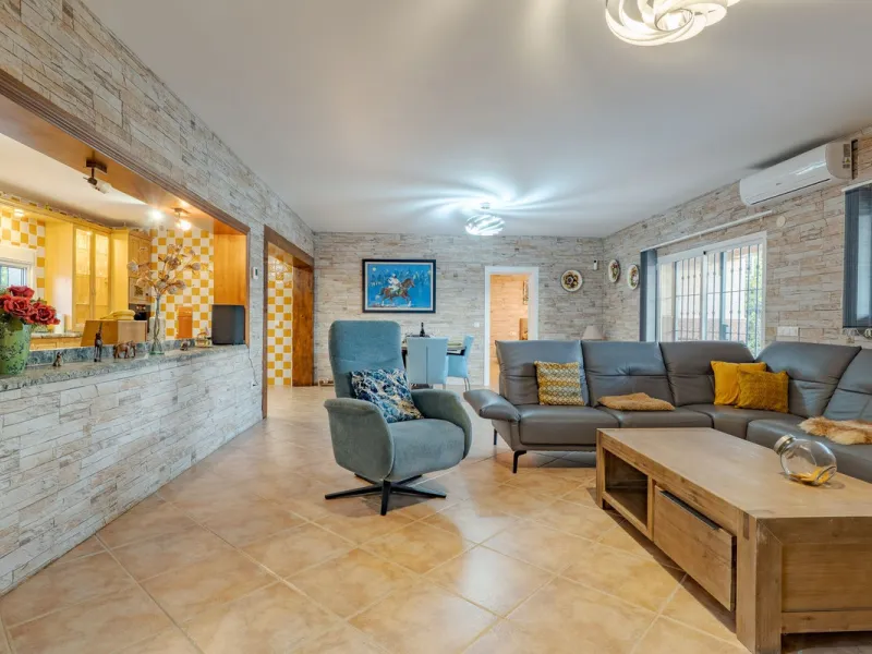 This is a fantastic opportunity to become the owner of not one, but two charming Andalusian-style villas, situated on a generous plot of 6,630 m² within walking distance of the village of Villafranco del Guadalhorce.