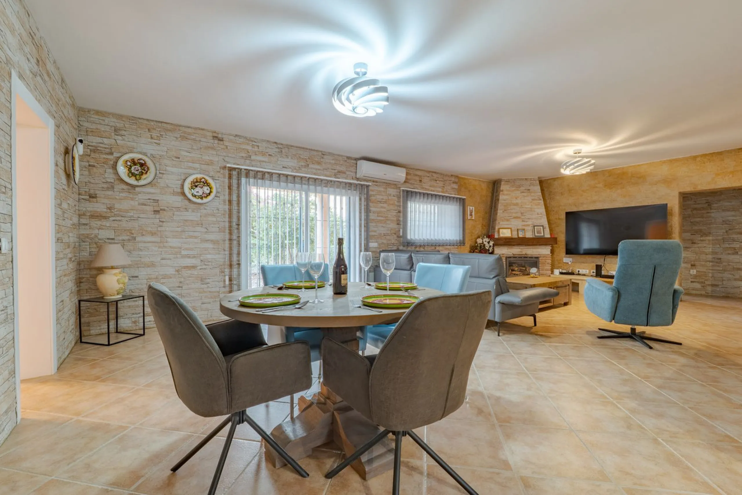 This is a fantastic opportunity to become the owner of not one, but two charming Andalusian-style villas, situated on a generous plot of 6,630 m² within walking distance of the village of Villafranco del Guadalhorce.