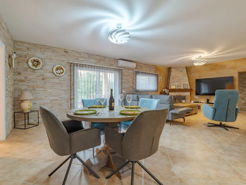 This is a fantastic opportunity to become the owner of not one, but two charming Andalusian-style villas, situated on a generous plot of 6,630 m² within walking distance of the village of Villafranco del Guadalhorce.