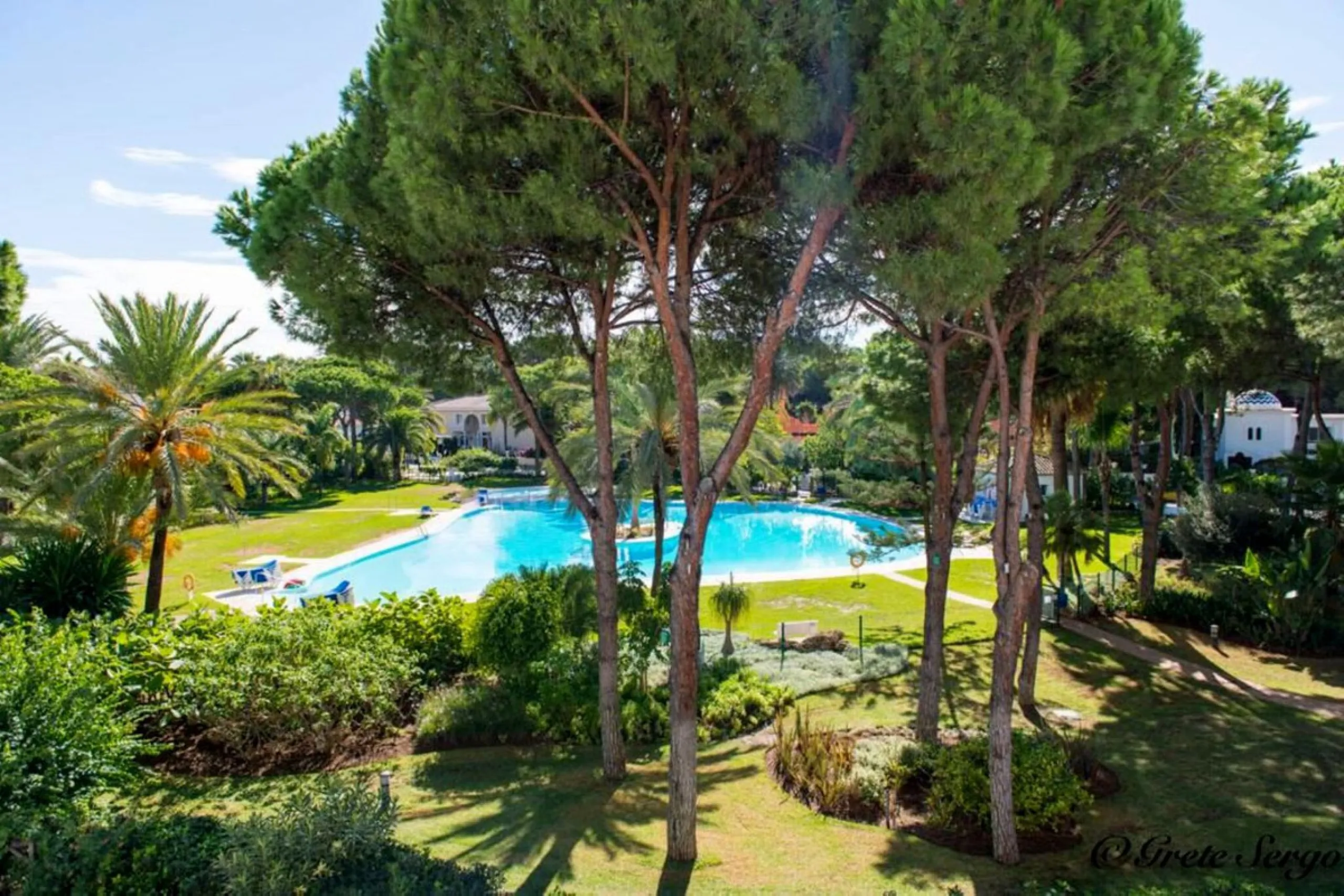 Discover this charming top-floor, 2-bedroom apartment perfectly situated in the sought-after community of El Presidente, Estepona. Bathed in natural light, the property boasts expansive open views over the large central pool and beautifully manicured trop