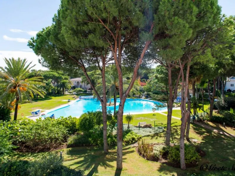 Discover this charming top-floor, 2-bedroom apartment perfectly situated in the sought-after community of El Presidente, Estepona. Bathed in natural light, the property boasts expansive open views over the large central pool and beautifully manicured trop