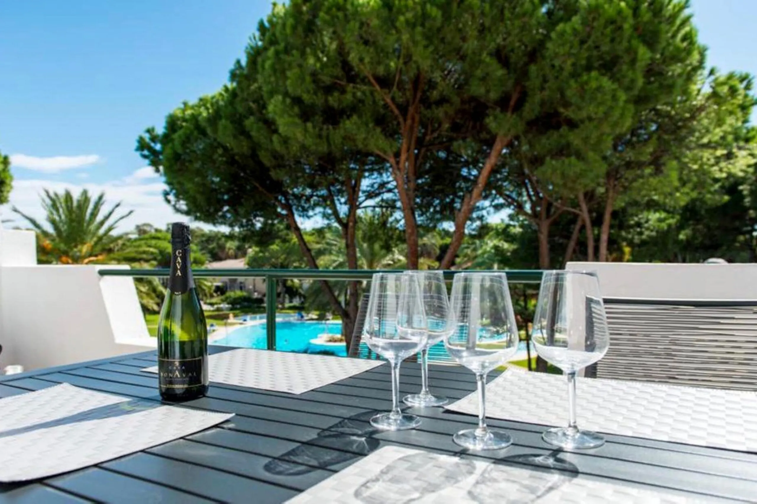 Discover this charming top-floor, 2-bedroom apartment perfectly situated in the sought-after community of El Presidente, Estepona. Bathed in natural light, the property boasts expansive open views over the large central pool and beautifully manicured trop