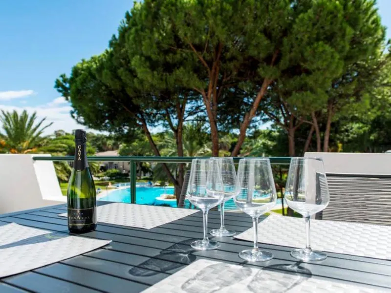 Discover this charming top-floor, 2-bedroom apartment perfectly situated in the sought-after community of El Presidente, Estepona. Bathed in natural light, the property boasts expansive open views over the large central pool and beautifully manicured trop