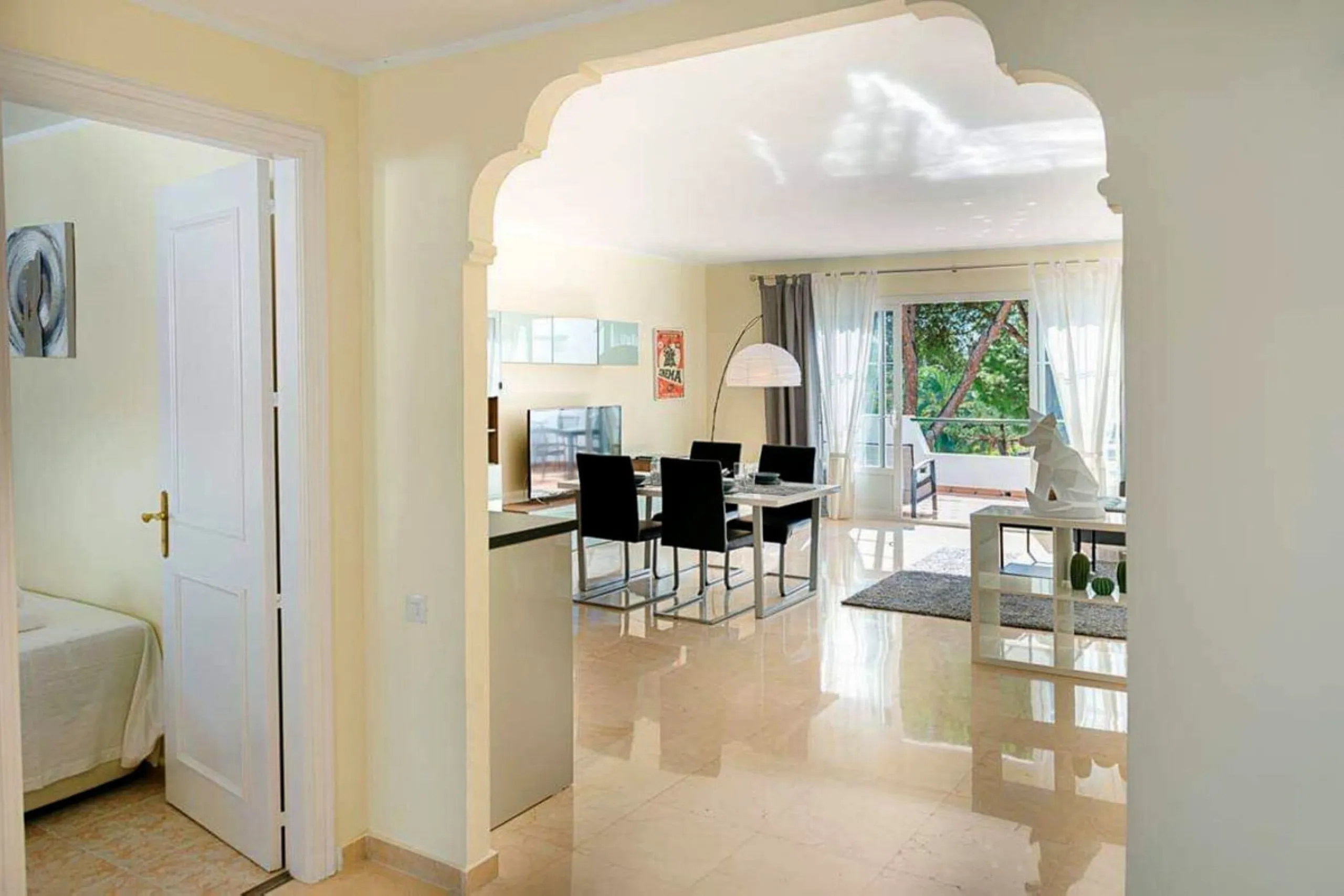 Discover this charming top-floor, 2-bedroom apartment perfectly situated in the sought-after community of El Presidente, Estepona. Bathed in natural light, the property boasts expansive open views over the large central pool and beautifully manicured trop