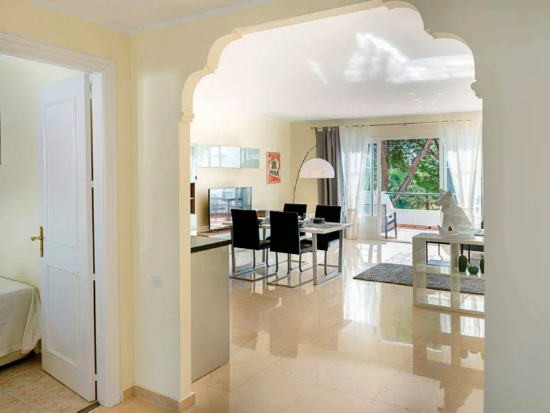 Discover this charming top-floor, 2-bedroom apartment perfectly situated in the sought-after community of El Presidente, Estepona. Bathed in natural light, the property boasts expansive open views over the large central pool and beautifully manicured trop