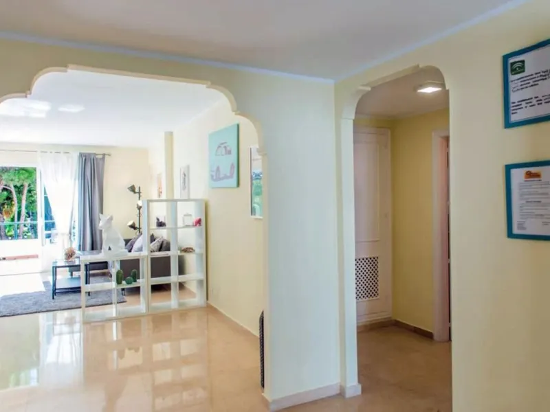 Discover this charming top-floor, 2-bedroom apartment perfectly situated in the sought-after community of El Presidente, Estepona. Bathed in natural light, the property boasts expansive open views over the large central pool and beautifully manicured trop