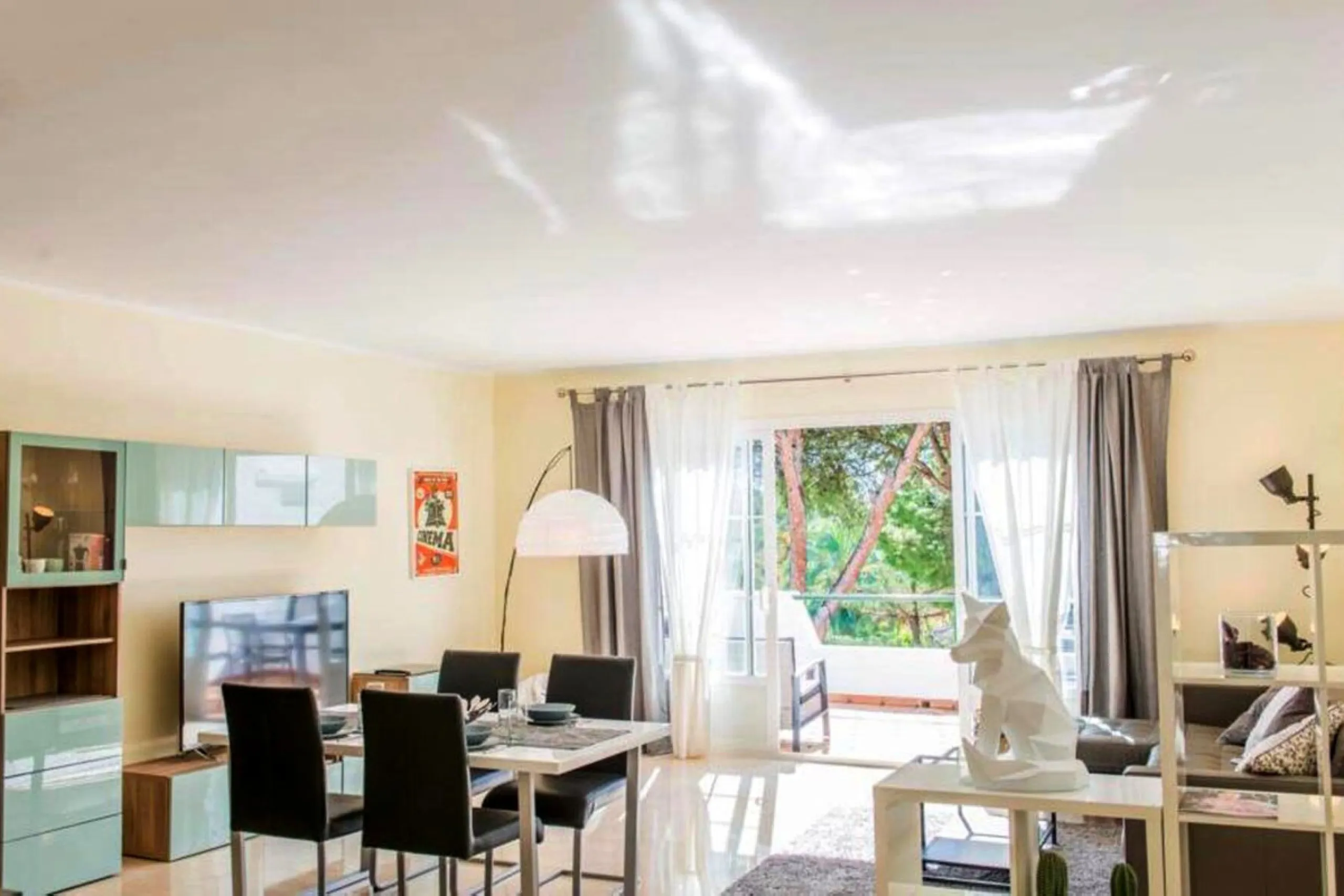 Discover this charming top-floor, 2-bedroom apartment perfectly situated in the sought-after community of El Presidente, Estepona. Bathed in natural light, the property boasts expansive open views over the large central pool and beautifully manicured trop