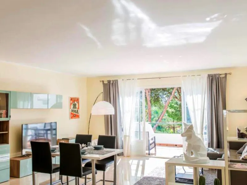 Discover this charming top-floor, 2-bedroom apartment perfectly situated in the sought-after community of El Presidente, Estepona. Bathed in natural light, the property boasts expansive open views over the large central pool and beautifully manicured trop